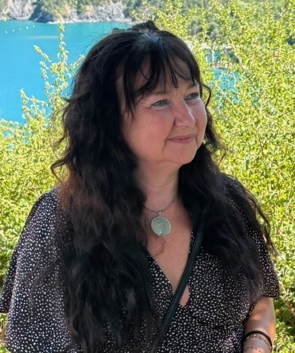 Portrait de Marie-Claire Ruscelli en extérieur, près de la mer